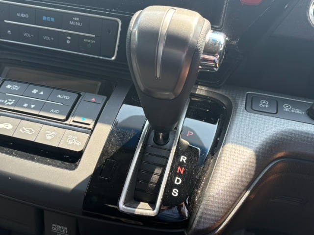 車の操作は分からないという方いらっしゃいませんか？そんな方でも安心して下さい！とっても簡単に操作、運転出来ますので幅広い層のお客様から大人気の一台です！
