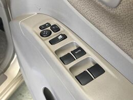 【電動格納ミラー】サイドミラーは電動格納式となっており、狭い駐車場でもキズがつくリスクを抑えられます。