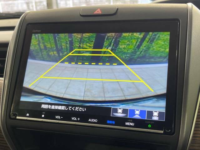 【バックカメラ】駐車時に後方がリアルタイム映像で確認できます。大型商業施設や立体駐車場での駐車時や、夜間のバック時に大活躍！運転スキルに関わらず、今や必須となった装備のひとつです！