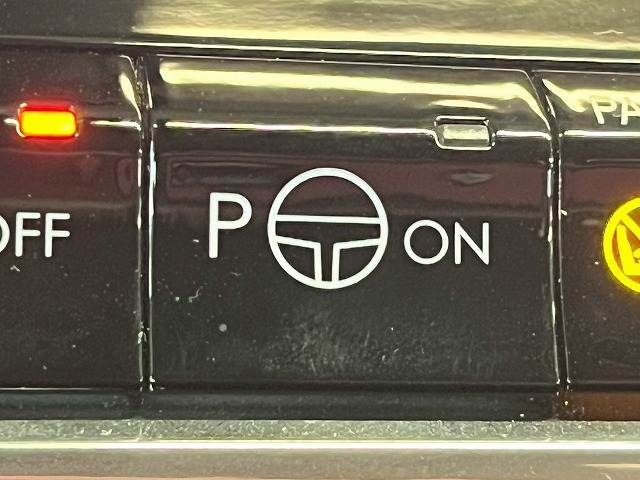 【パーキングアシスト】駐車場へ到着した際に設定するだけで面倒な駐車をアシストしてくれる便利機能。