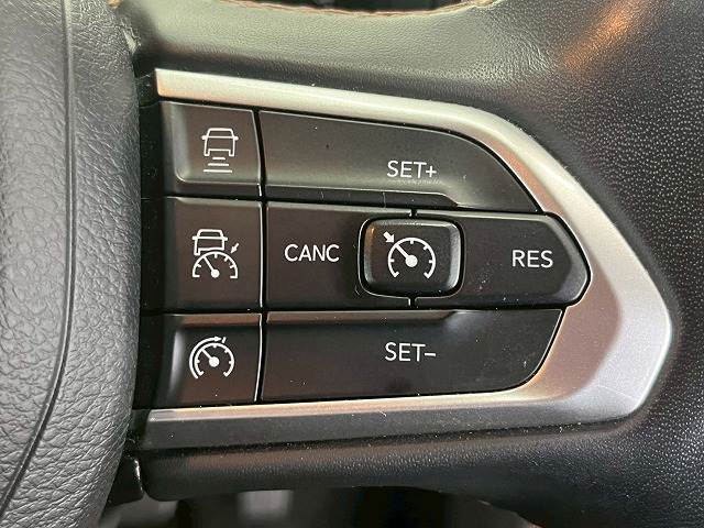 【アダプティブクルーズコントロール】装備車両です。レーダーやカメラを使って前を走るクルマの状況を検知して速度を調整してくれます。遠距離ドライブの高速道路などでは大活躍で疲労軽減に役立ちます。