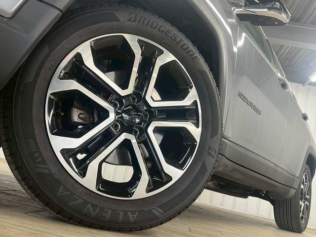 ブリヂストンタイヤ 225/55R18 純正アルミが装備されております。タイヤの状態も良好です。