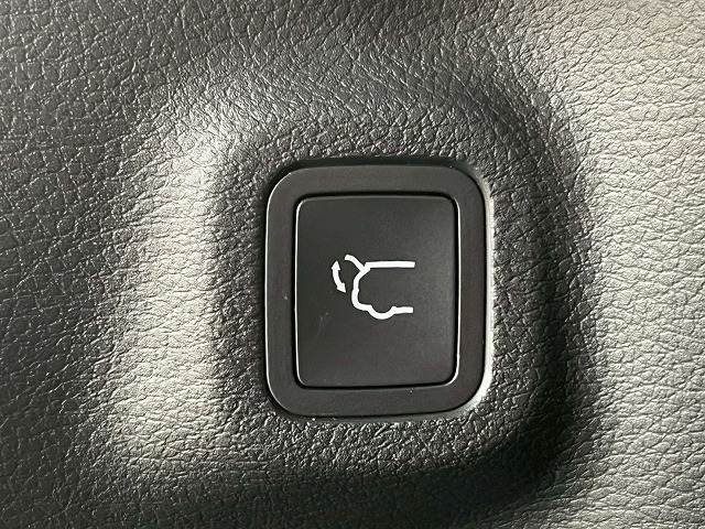【電動リアゲート】ボタンひとつで大きなゲートも簡単に開閉可能です。背の高いSUVならではの装備は嬉しいですね。