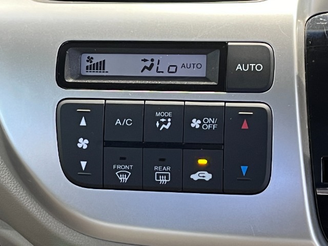 オートエアコンが搭載されておりますので車内を快適な温度に保つことが出来ます♪