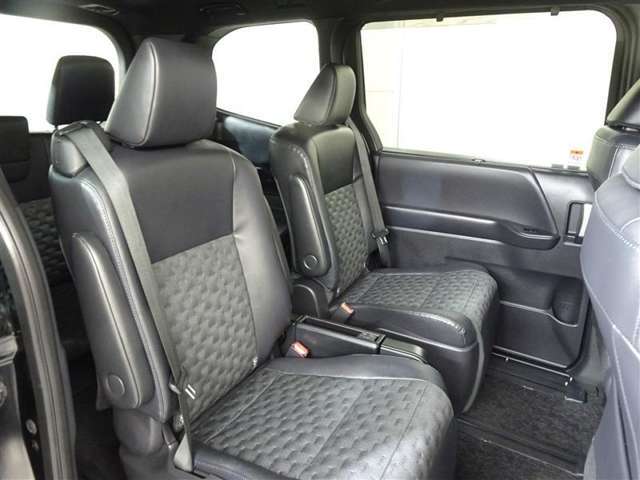 ゆとりある広々とした車内空間は、ドライブを始め買い物やレジャーなど、幅広く活躍します。一人でもみんなとでもお出かけを楽しみましょう！