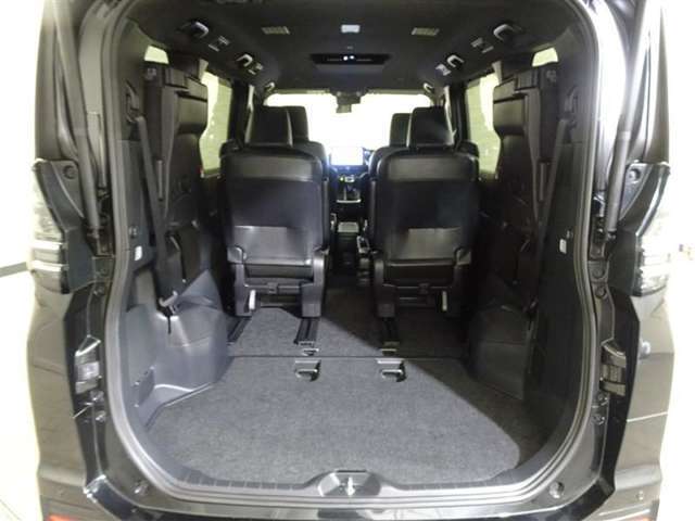 3列目シートは跳ね上げ式で折りたたみ可能です。キャンプ用品など大きな荷物もばっちり収納可能です！