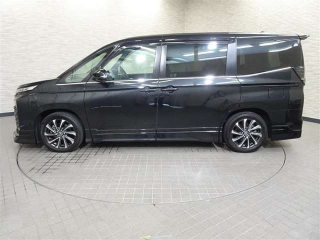 両側パワースライドドア付きだから、狭い駐車スペースなどでの 乗り降りラクラク！小さなお子さまのいるご家庭には嬉しい装備。