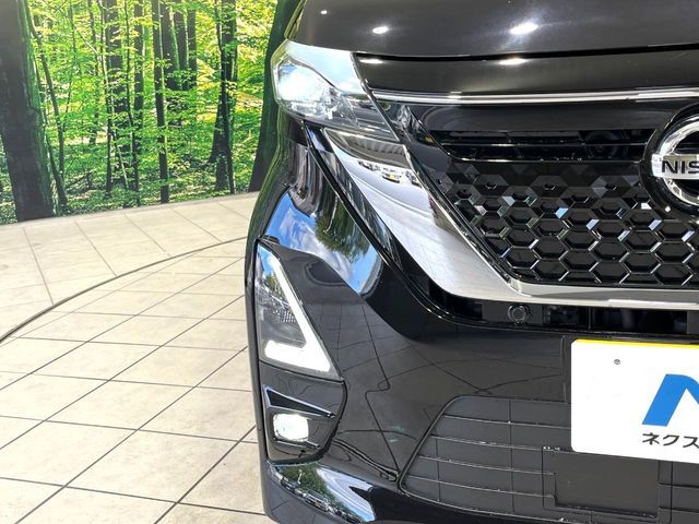 【LEDヘッドライト】悪天候や夜間走行時も良好な視界を確保し安心して運転できる高輝度LEDヘッドライトを装備！点灯速度が早く、消費電力も抑えられています。