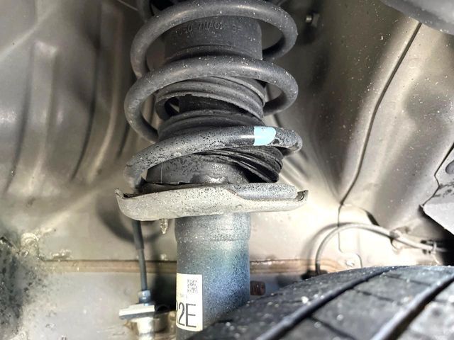 お車を安心してお乗りいただく為には、足回りの定期点検が欠かせません。サービスサポート（有償保証）では無料点検もご提供しており、安心のカーライフをお過ごしいただけるサポート体制が整っています。