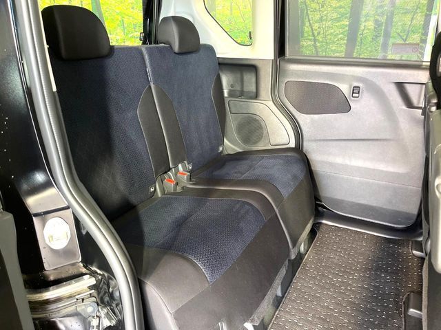 広々とした2列目シートは居住性が高く、居心地も快適！友達や家族とのお出かけにぴったりです。ベビーシートやチャイルドシート使用時も快適にお過ごしいただける十分な空間を確保しています。