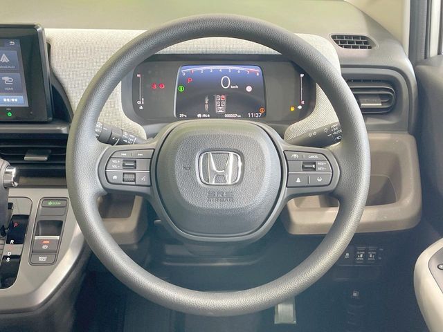 【ステアリングスイッチ】運転中、前方から目線をそらすことなく、オーディオ等の操作が可能な便利機能！安心＆快適なドライブを演出してくれます♪