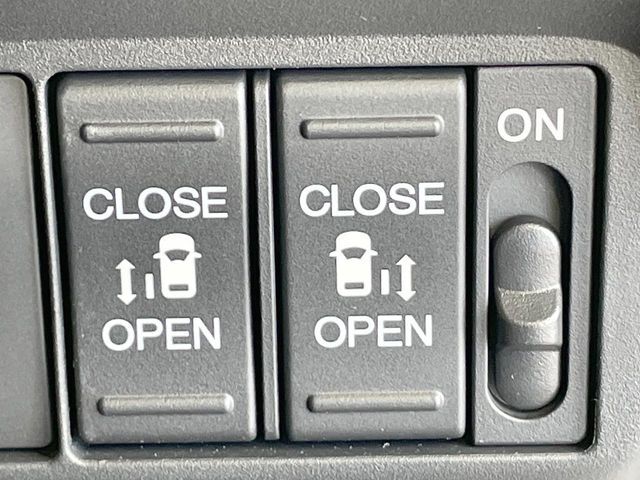 【両側パワースライドドア】スマートキーや運転席のスイッチで後席両側スライドドアの開閉が可能♪電動だから力を入れてドアを開ける必要が無く、小さなお子様でも簡単に開け閉めでき快適です♪