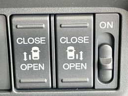 【両側パワースライドドア】スマートキーや運転席のスイッチで後席両側スライドドアの開閉が可能♪電動だから力を入れてドアを開ける必要が無く、小さなお子様でも簡単に開け閉めでき快適です♪