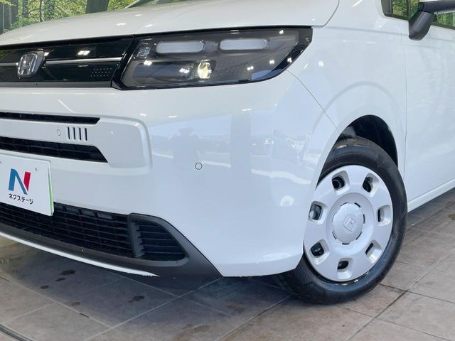 【LEDヘッドライト】悪天候や夜間走行時も良好な視界を確保し安心して運転できる高輝度LEDヘッドライトを装備！点灯速度が早く、消費電力も抑えられています。