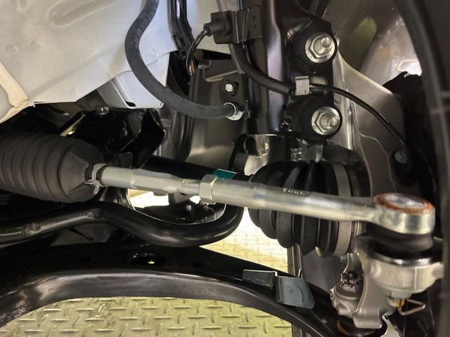 お車を安心してお乗りいただく為には、足回りの定期点検が欠かせません。サービスサポート（有償保証）では無料点検もご提供しており、安心のカーライフをお過ごしいただけるサポート体制が整っています。