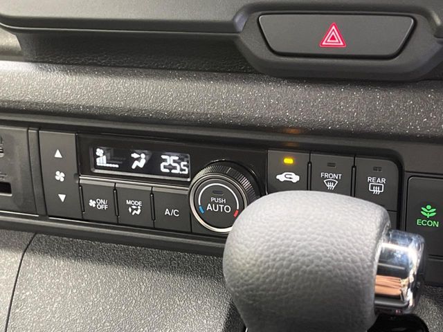 【シートヒーター】寒い日に重宝するシートヒーター！エアコンより早く温まってくれるので寒がりの人も安心ですね♪エアコンの温風は乾燥するから苦手、という方にもをおすすめです。