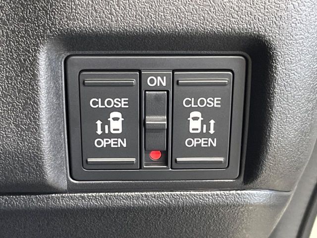 【両側パワースライドドア】スマートキーや運転席のスイッチで後席両側スライドドアの開閉が可能♪電動だから力を入れてドアを開ける必要が無く、小さなお子様でも簡単に開け閉めでき快適です♪