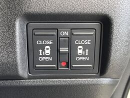 【両側パワースライドドア】スマートキーや運転席のスイッチで後席両側スライドドアの開閉が可能♪電動だから力を入れてドアを開ける必要が無く、小さなお子様でも簡単に開け閉めでき快適です♪