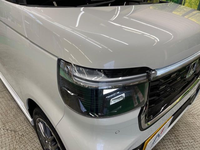 【LEDヘッドライト】悪天候や夜間走行時も良好な視界を確保し安心して運転できる高輝度LEDヘッドライトを装備！点灯速度が早く、消費電力も抑えられています。