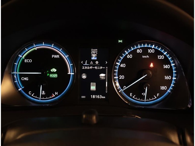 とっても見やすいメーターです。夜間時はラグジュアリーな気分にさせてくれる照明が魅力ですので、夜のドライブも楽しみになりますよ♪