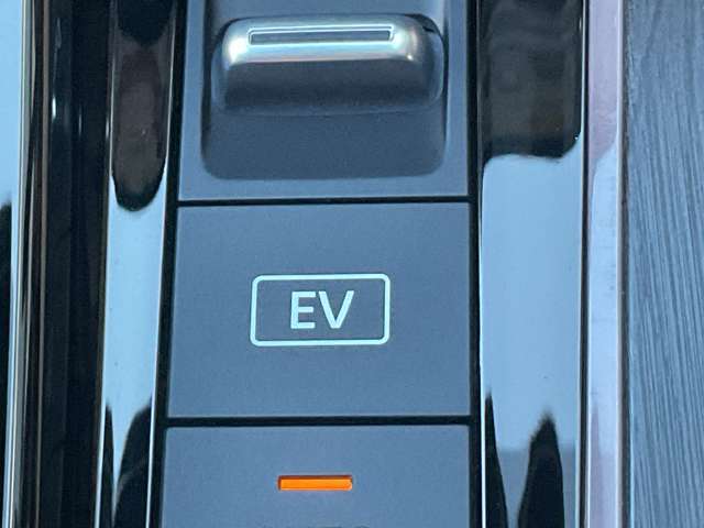 EVモードはエンジンの始動を極力抑えて走行することができます。リチウムイオンバッテリーの電力だけで走行するので、早朝や深夜の住宅街など、静かに走行したいときに使用するモードです。