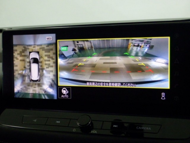 【マルチビューカメラ】フロント、リア、左右ドアミラー下の4つのカメラの映像を合成し上空から見下ろしたように表示します。狭い駐車場や、狭い道でのすれ違いの時も安心です！
