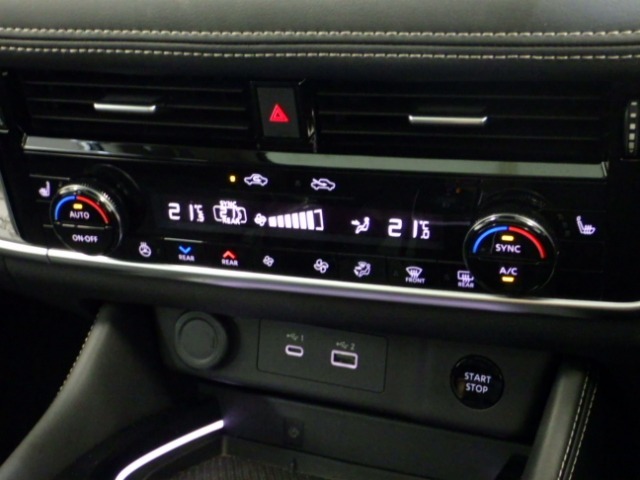 【デュアルフルオートエアコン】エアコンはもちろん簡単操作のフルオートタイプですが、運転席側と助手席側で独立して温度設定が可能なデュアルフルオートエアコンを装備しております！