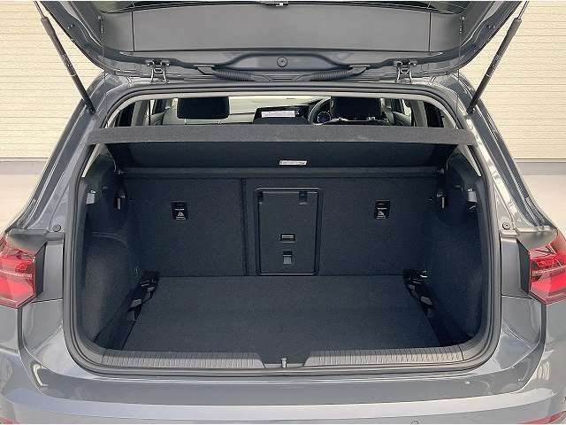 ■リアシートを倒せば、広いラゲージスペースが確保できますので、荷物の多い時は便利です！