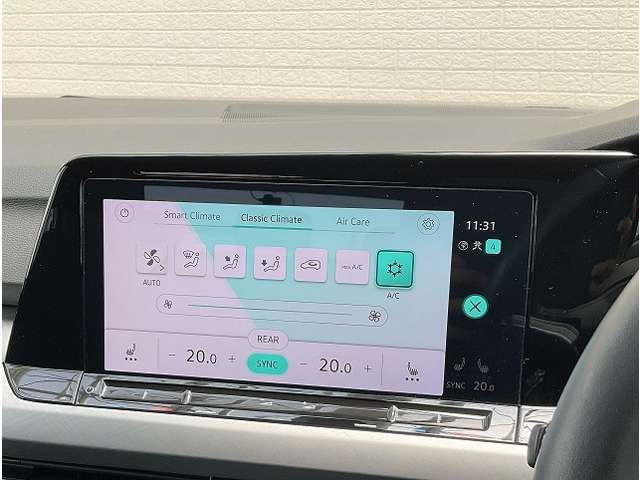 ■前席左右独立調整機能付きオートエアコン/各々の席で温度調整ができますので、各自に合った温度を設定できます！