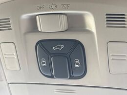 【パワーバックドア】スマートキーや運転席のボタンを押すだけでリアゲートが自動で開閉します！荷物を持っている時や、高い位置にあるバックドアを閉める際に便利な機能です♪