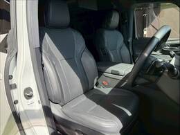 純正 ブラックレザーシートを装備！高級感が溢れています！