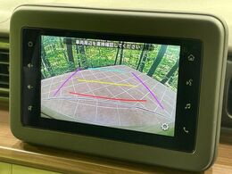 【バックカメラ】駐車時に後方がリアルタイム映像で確認できます。大型商業施設や立体駐車場での駐車時や、夜間のバック時に大活躍！運転スキルに関わらず、今や必須となった装備のひとつです！