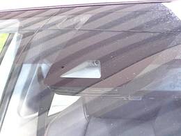 【トヨタセーフティセンス】走行中に前方の車両等を認識し、衝突しそうな時は警報とブレーキで衝突回避と被害軽減をアシスト。より安全にドライブをお楽しみいただけます。
