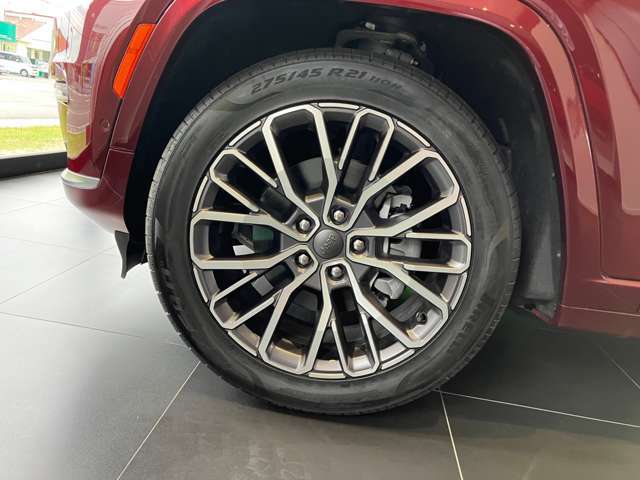 それぞれの車種専用設計のホイール、その足元で、自分の道を切り開いていく。