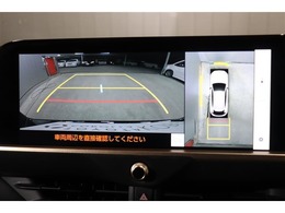 前後左右のカメラの映像を合成し、車を上から見たような視点のパノラミックビューモニター。後方の死角だけでなく左右や前方の障害物の発見もしやすくなります。