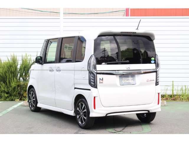 エアロやアルミホイールでドレスアップしたカスタムグレード。普通車に見劣りしない迫力のデザインです。