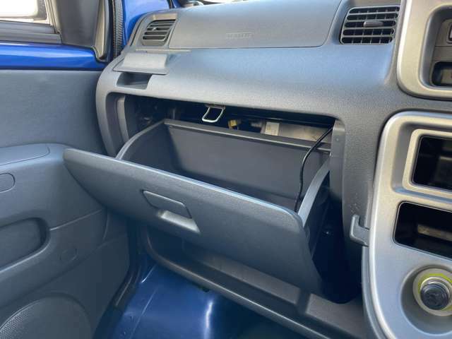 「グローブボックス」　助手席にはこれだけの収納スペースを確保！車内空間が限られる軽だからこその拘りポイントですね！