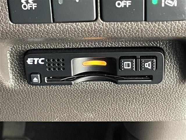 【ETC】有料道路を利用する際に料金所で停止することなく通過できる、ETC車載器（ノンストップ自動料金収受システム機器）が装備されています。セットアップを行うことで利用可能になります。