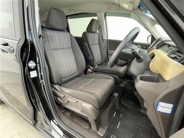 【運転席】座り心地が良いシートなので長時間の運転でも快適にお過ごしいただけます。新品のフロアマットのご注文も可能です。掲載箇所以外にご希望の写真がございましたらお気軽にお問い合わせ下さい。