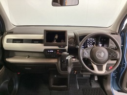 車内は光触媒抗菌消臭施工済です。スタイリッシュなデザインで暖かみのあるインパネ周りを演出します。グローブボックスやカップホルダーのほかにトレーなどたくさんの収納スペースが装備されています。