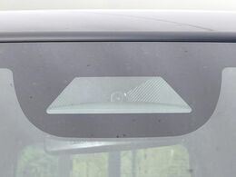 【ホンダセンシング】走行中に前方の車両等を認識し、衝突しそうな時は警報とブレーキで衝突回避と被害軽減をアシスト。より安全にドライブをお楽しみいただけます。