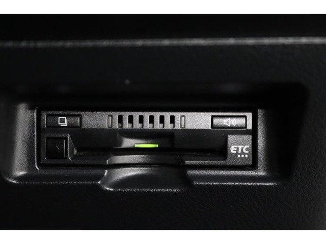 スッキリ装着されたビルトインタイプのETC！高速道路走行の料金所をノンストップで通過できます。※ ETCカードのお申し込みも当社にお任せ下さい！