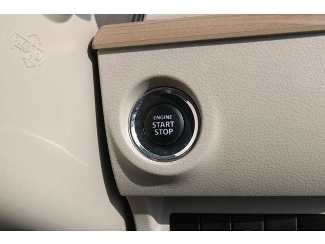 エンジン始動はボタンタイプのプッシュスタートとなっております。