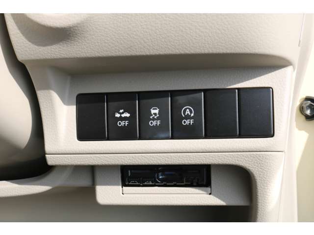 レーダーブレーキサポートを搭載しておりまた、アイドリングストップ、横滑り防止機能もございます。各スイッチにてOFFにすることも可能です。