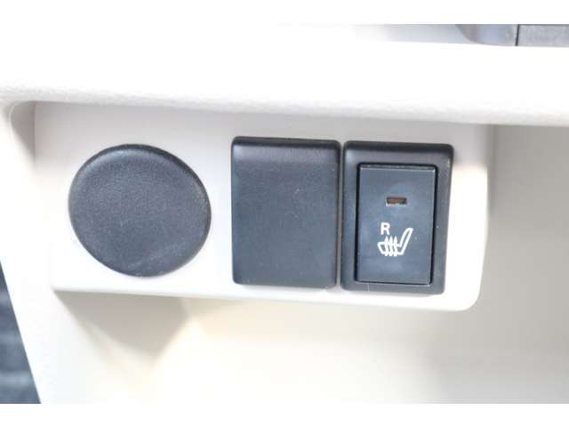 運転席側のみにはなりますが、シートヒーターがついております。