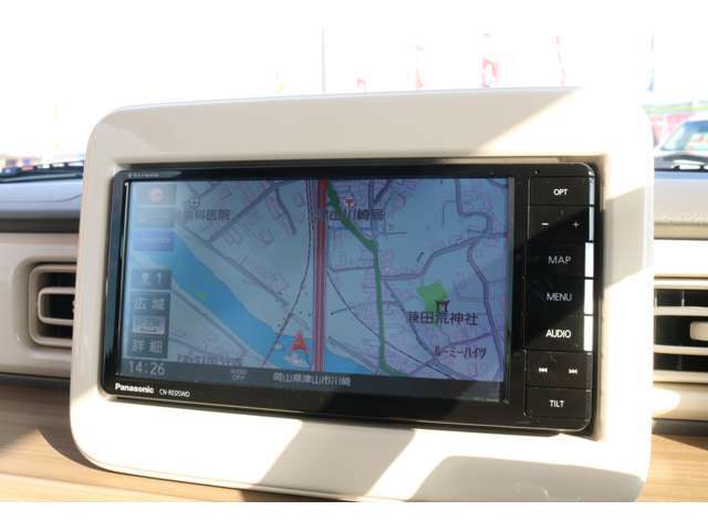 オーディオはSDナビゲーションが装着されております。