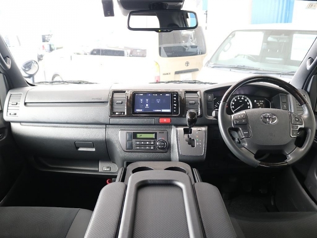 特別仕様車なので高級感のある内装になっています☆