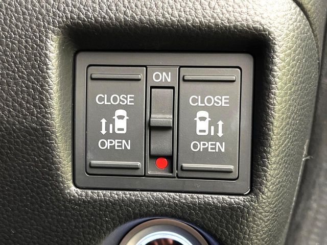 【両側パワースライドドア】スマートキーや運転席のスイッチで後席両側スライドドアの開閉が可能♪電動だから力を入れてドアを開ける必要が無く、小さなお子様でも簡単に開け閉めでき快適です♪