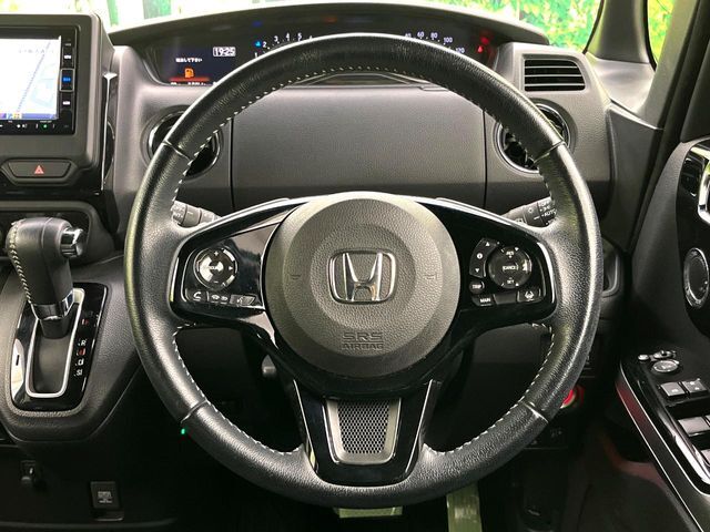 【純正革巻きステアリング】上質な革を使用することで、手にしっかり馴染みとても運転しやすいハンドルです♪