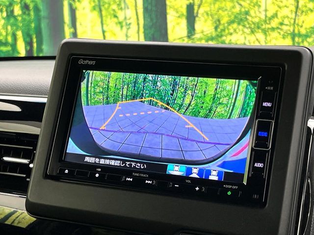 【バックカメラ】駐車時に後方がリアルタイム映像で確認できます。大型商業施設や立体駐車場での駐車時や、夜間のバック時に大活躍！運転スキルに関わらず、今や必須となった装備のひとつです！